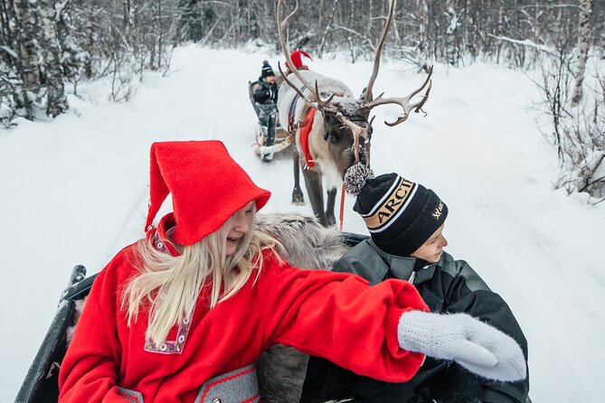2km Sleigh Ride & Feeding Experience at Traditional Reindeer Farm - Warm drinks and snacks: the pause that makes the cold work for you