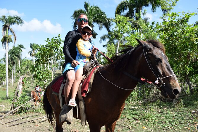 5 tours in 1 (Eco Farm/Horseback/City Tour/Buggy/Zipline) - Stop 1 in Anamuya: Eco Farm Tastings (Coffee and Cocoa)