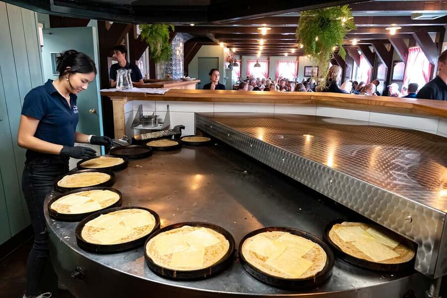 Amsterdam: Experience Zaanse Schans Windmills & Cheese Farm - Wandering the Village: Best Strategy for Limited Time