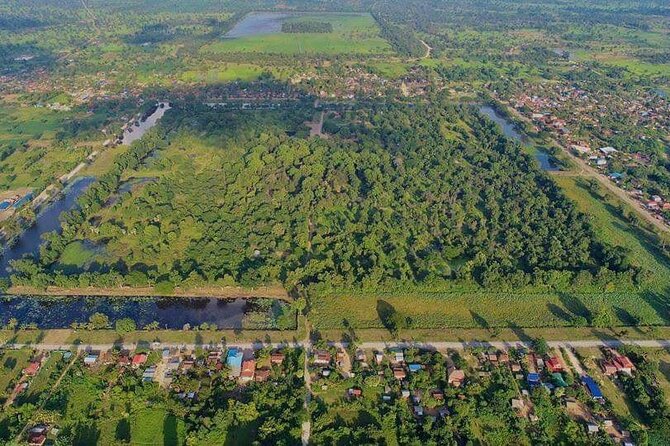 Banteay Chhmar Temple & Silk Farm Private Day Trip from Siem Reap - West Baray and Svay Romiet Pagoda: a water story in two quick pauses