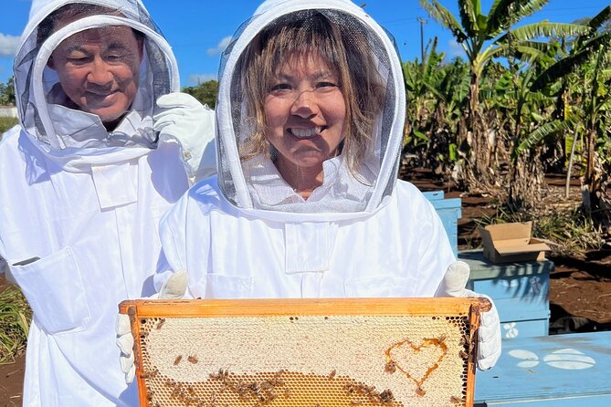 Bee Farm Ecotour and Honey Tasting in Waialua, North Shore Oahu - Hive talk moments: queen spotting and bee-birth explanations