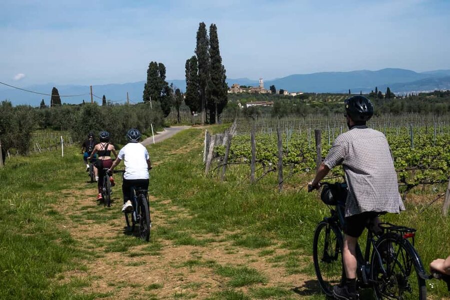 Florence: Chianti Hills Bike Tour with Farm Lunch & Wine - Starting in Oltrarno: what happens before you really climb
