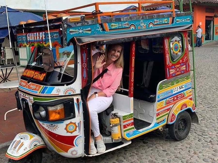Guatapé & Coffee Farm, all in one day - Guatapé town stroll: zócalos, cobblestones, and stories you can picture