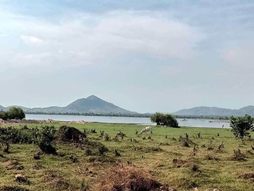 Kampot: Full-day Countryside Tour with Pepper Farm and Kep - Kep crab market, a French-era abandoned building, and beach downtime