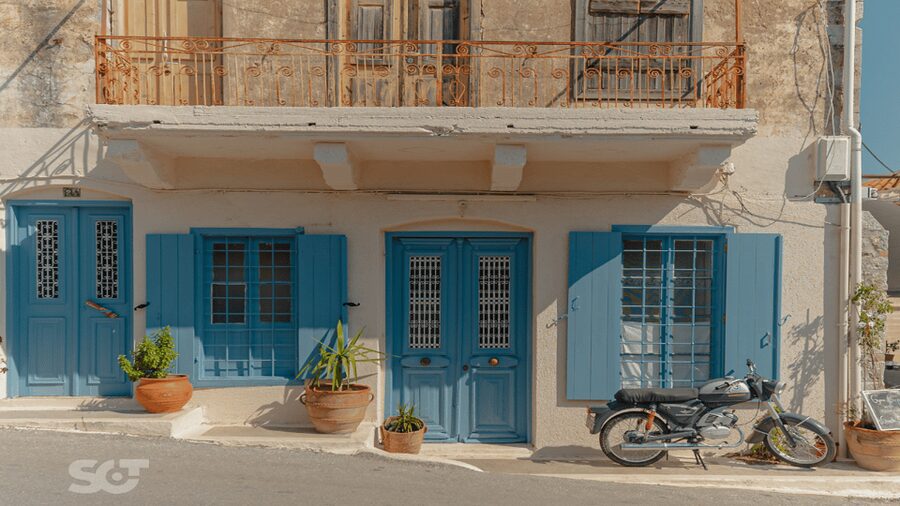 Makrigialos-Ierapetra: Hidden Villages & Olive Oil Farm Tour - Souvenirs and a coffee in Agios Nikolaos: the nice extra
