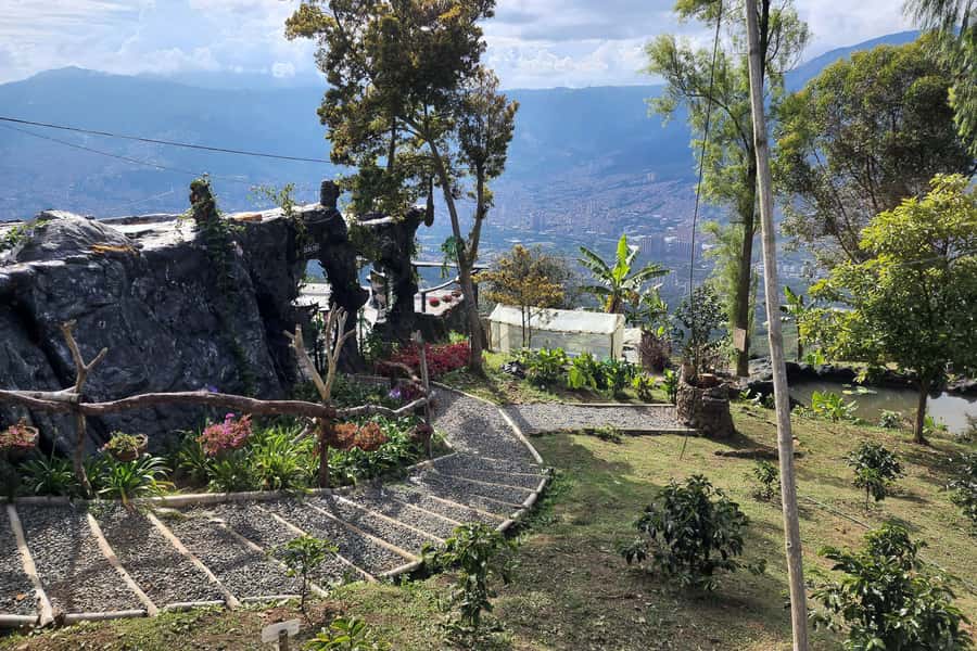 Medellin: Horseback Riding Coffee Farm Tour with Coffee Spa - Coffee tasting and brewing methods: learning how the cup changes