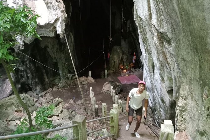 Phnom Penh Kampot Kep Tour "Pepper Farm, Salt Field, Crab Market" - Phnom Chhngok Cave Temple: views, winding roads, and a pre-Angkorian stop