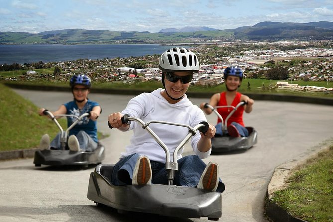 Private, via beaches, Kiwi farm to Rotorua 8 lakes & Geothermal - Te Puke Kiwi Farm Stop: Local Food Culture, Not Just a Tourist Badge