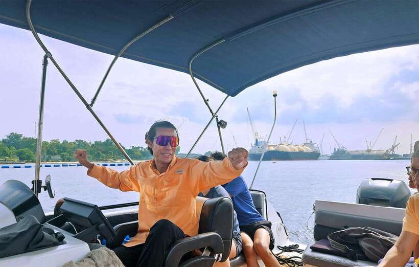 Singapore: Guided Boat Tour and Kelong Fish Farm Visit - Sembawang beach stories and indigenous island history