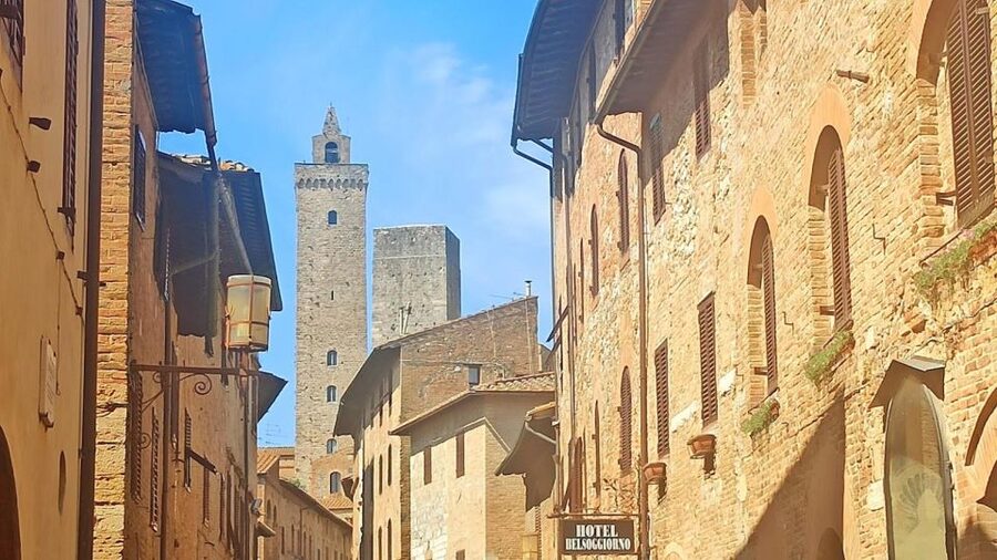 Visit Siena and San Gimignano with lunch at a family farm - Chianti hills photo stop: the quick reset between towns
